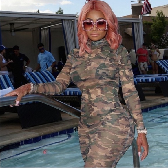 3/$30 π Square Oversized Rhinestone Sunglasses - Picture 2 of 5